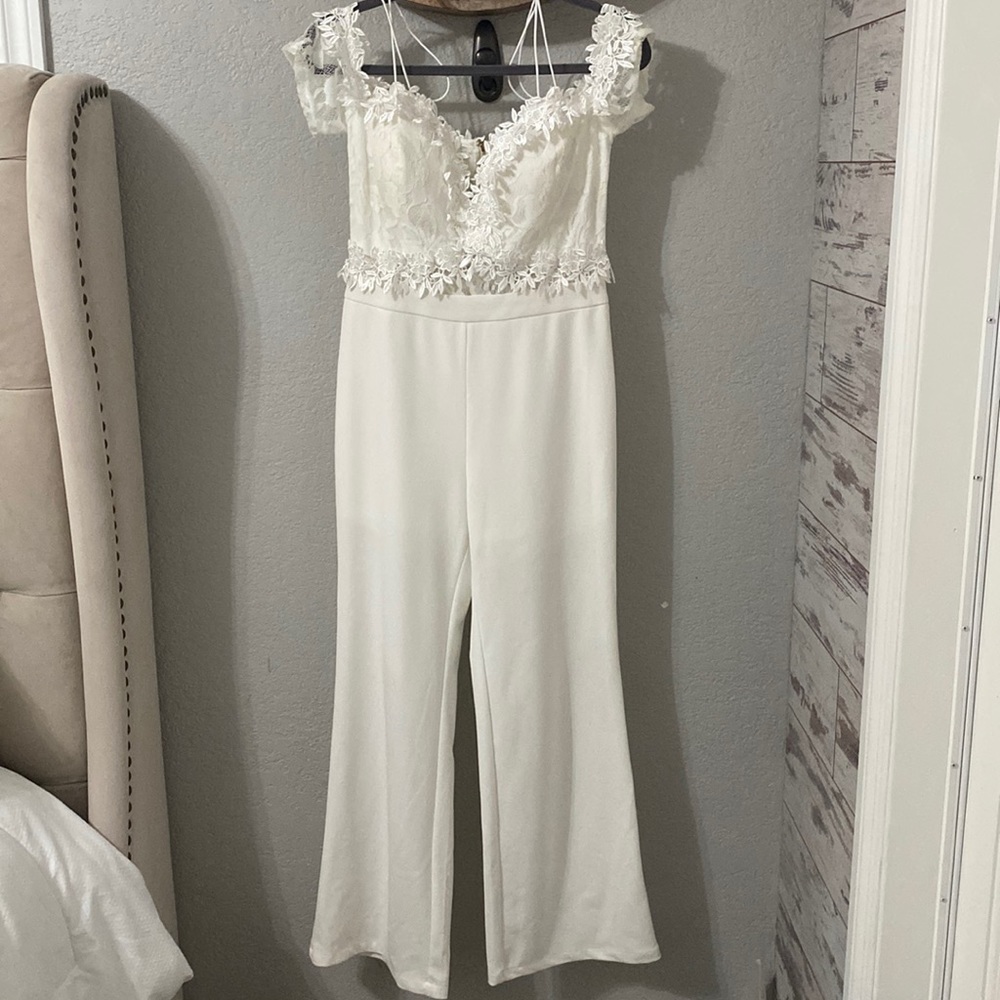 ENTRY Women’s White Jump Suit Size Large
